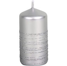 Strieborná stĺpová sviečka s horizontálnymi trblietavými prúžkami