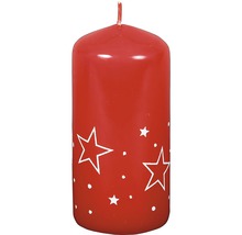 Červená stĺpová sviečka so vzorom hviezd pre atmosférickú dekoráciu