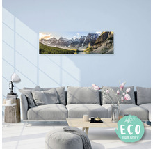 Obývacia izba s panoramatickým obrázkom horskej krajiny a pečaťou Eco Friendly