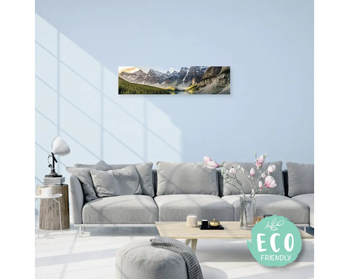 Obývacia izba s panoramatickým obrazom horskej krajiny a ekologickou pečaťou