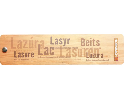 Drevená doska s nápisom lazúra v rôznych jazykoch a logom Hornbach