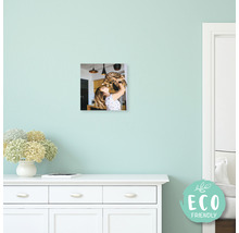 Fotografia na plátne so ženou a mačkou v obývacej izbe