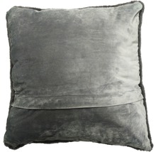 Sivý dekoratívny vankúš s kožušinovým lemom