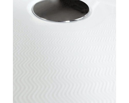 Umývadlo s reliéfnym vzorom a odtokovou armatúrou