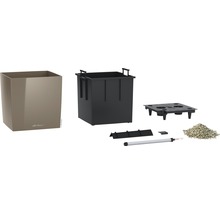 Kvetináč so zavlažovacím systémom a príslušenstvom