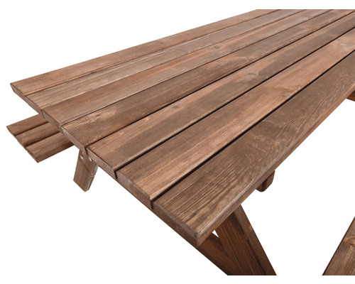 Detail drevenej dosky piknikového stola