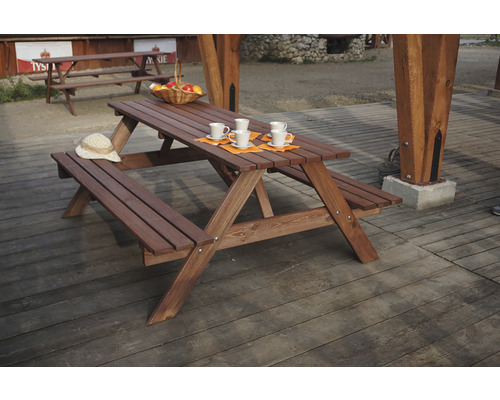 Drevený piknikový stôl s lavicami na vonkajšie použitie