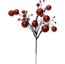 Dekoratívna vetva s červenými bobuľami pre slávnostné dekorácie