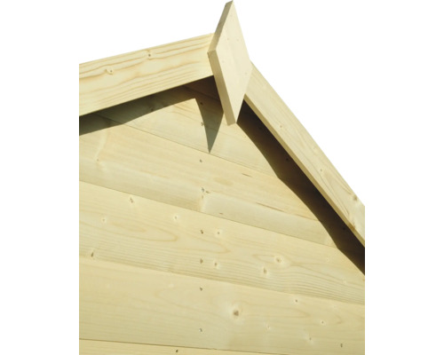 Detailný pohľad na štít strechy dreveného domu