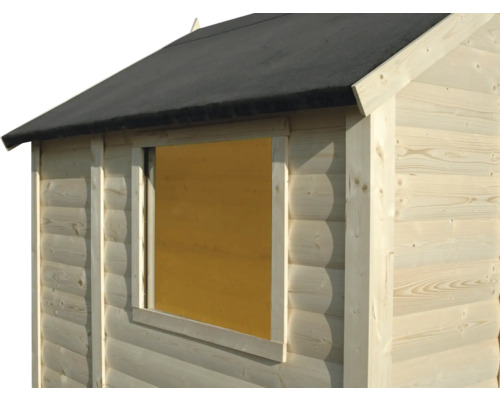 Detailný pohľad na záhradný domček s drevenou stenou a oknom