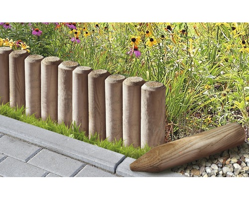 Drevená palisáda mini špicatá 5x50 cm so skosenými hranami Pohľad do záhrady s palisádovým plotom na ohraničenie trávnika a kvetinových záhonov