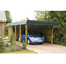 Drevený carport s autom na príjazdovej ceste