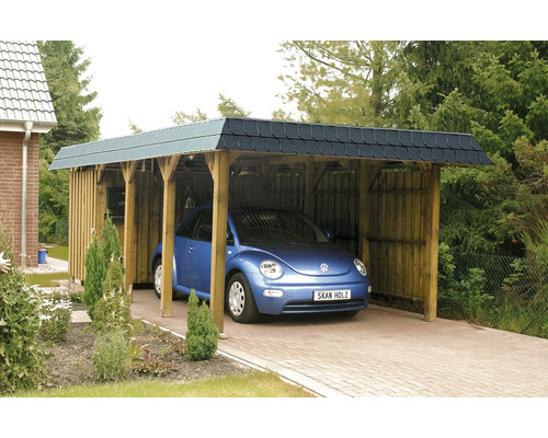 Drevený carport s autom na príjazdovej ceste