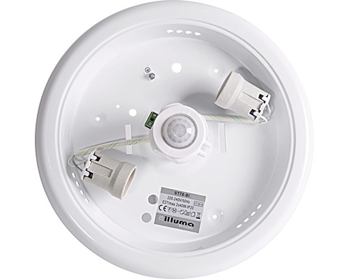 Vnútorný pohľad na okrúhle stropné svietidlo so snímačom pohybu a objímkou žiarovky