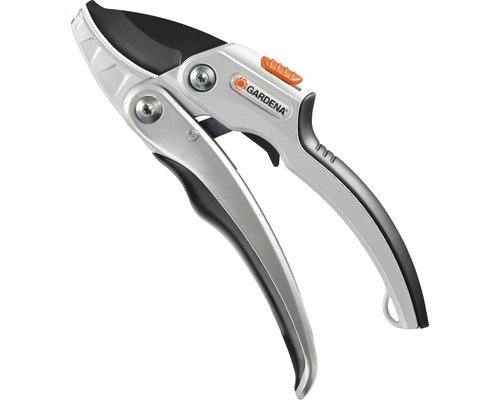 Záhradnícke nožnice Gardena SmartCut Comfort račňové kovadlinkové Záhradné nožnice so striebornými rúčkami a čiernou čepeľou