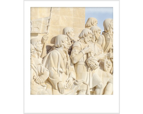 Detail kamenného pamätníka s niekoľkými postavami