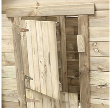 Detail drevených dverí na drevenej budove s kovaním