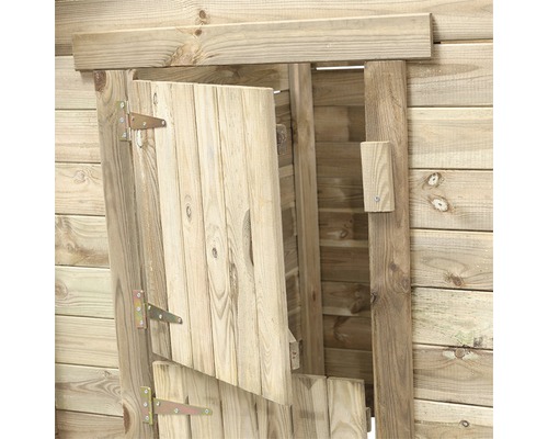 Detail drevených dverí na drevenej budove s kovaním