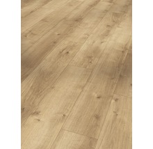 Detail laminátovej podlahy s dreveným vzhľadom