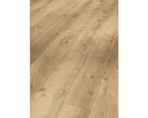 Detail laminátovej podlahy s dreveným vzhľadom