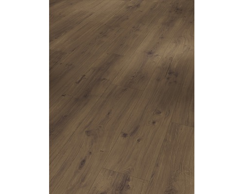 Detail laminátovej podlahy s dreveným vzhľadom