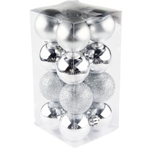 Balenie strieborných vianočných gúľ s lesklým a trblietavým povrchom