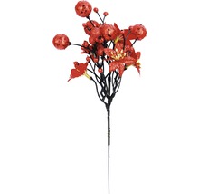 Dekoratívna vianočná hviezda s guľami a bobuľami na dekoráciu