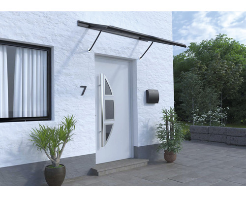 Kovová strieška nad vchodovými dverami