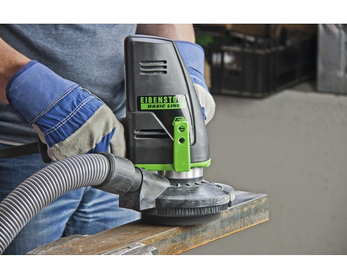 Osoba obsluhuje kefovací stroj Eibenstock na spracovanie kovu.