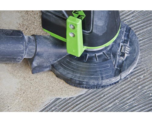 Čistiaci stroj na dlaždice pri práci na dlaždicovej podlahe