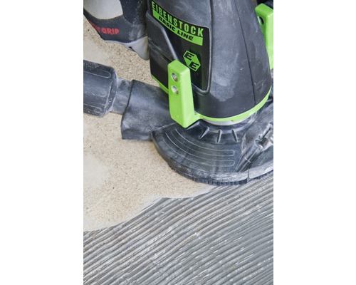 Brúska na betón Eibenstock pri práci na betónovom povrchu