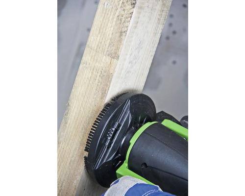 Kefovací stroj opracováva drevenú dosku.