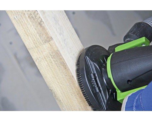 Kefová brúska obrába drevenú dosku.