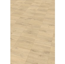 Svetlá laminátová podlaha s dreveným vzhľadom.