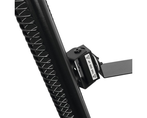 Detail čierneho držiaka reproduktora s nápisom ''Táto strana hore''