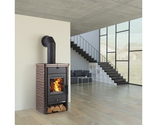 Krbové kachle v obývacej izbe s polenami na kúrenie