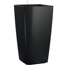 Vysoký, čierny kvetináč s ukazovateľom hladiny vody.