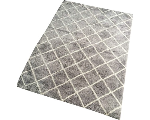 Sivý koberec s kosoštvorcovým vzorom