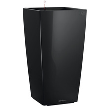 Čierny kvetináč so zavlažovacím systémom