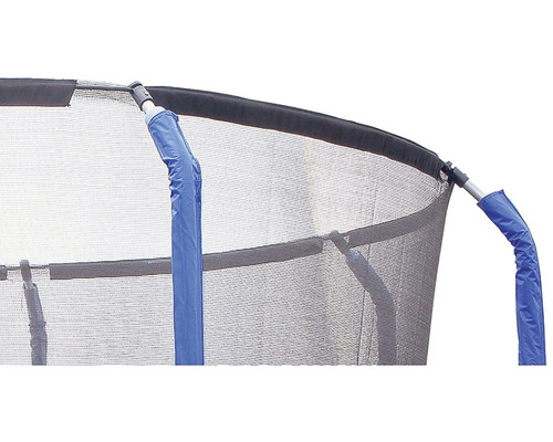 Detailný záber trampolíny so sieťou a polstrovanými tyčami