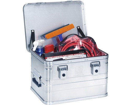 Otvorený hliníkový box so stierkou na okná, štartovacími káblami a nabíjačkou batérií