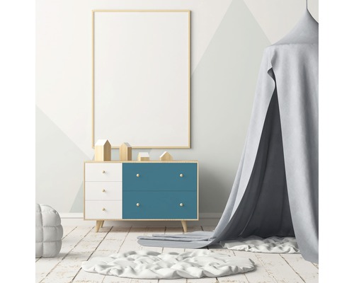 Svetlá detská izba s komodou, dekoráciou a baldachýnom