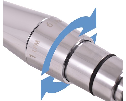 Detailný záber chrómovaného zariadenia s indikáciou prietoku a smerovou šípkou.