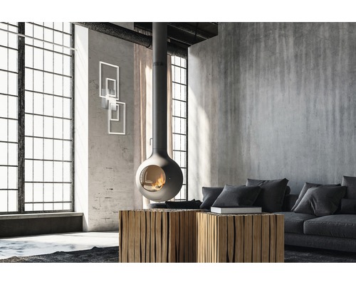 Obývacia izba so závesným krbom, konferenčným stolíkom a pohovkou