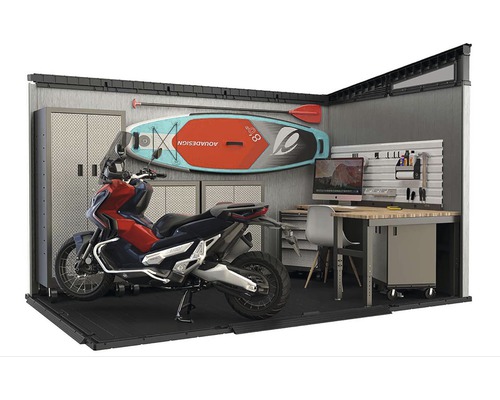 Organizovaný úložný priestor s motocyklom, paddleboardom a ponkom