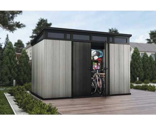 Priestranná kôlňa na náradie s otvorenými posuvnými dverami a záhradným náradím