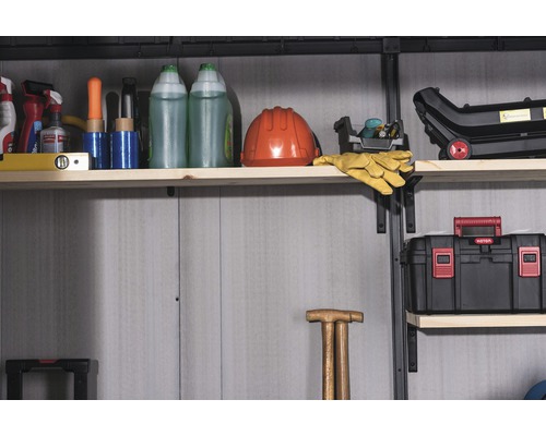 Police s náradím, čistiacimi prostriedkami a pracovnými pomôckami pre domácich majstrov.