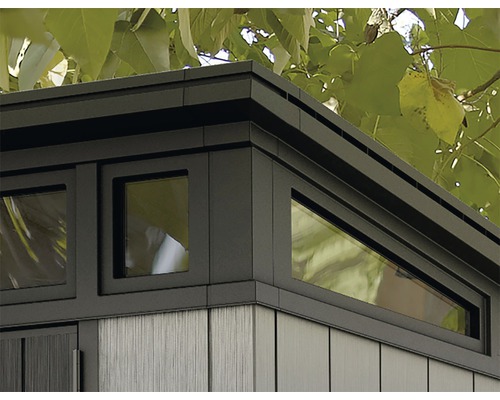 Detail záhradného domčeka s oknami a zakončením strechy