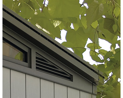 Detailný pohľad na záhradný domček s oknom a ventilačným systémom