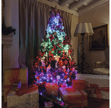 Ozdobený vianočný stromček s darčekmi v obývacej izbe